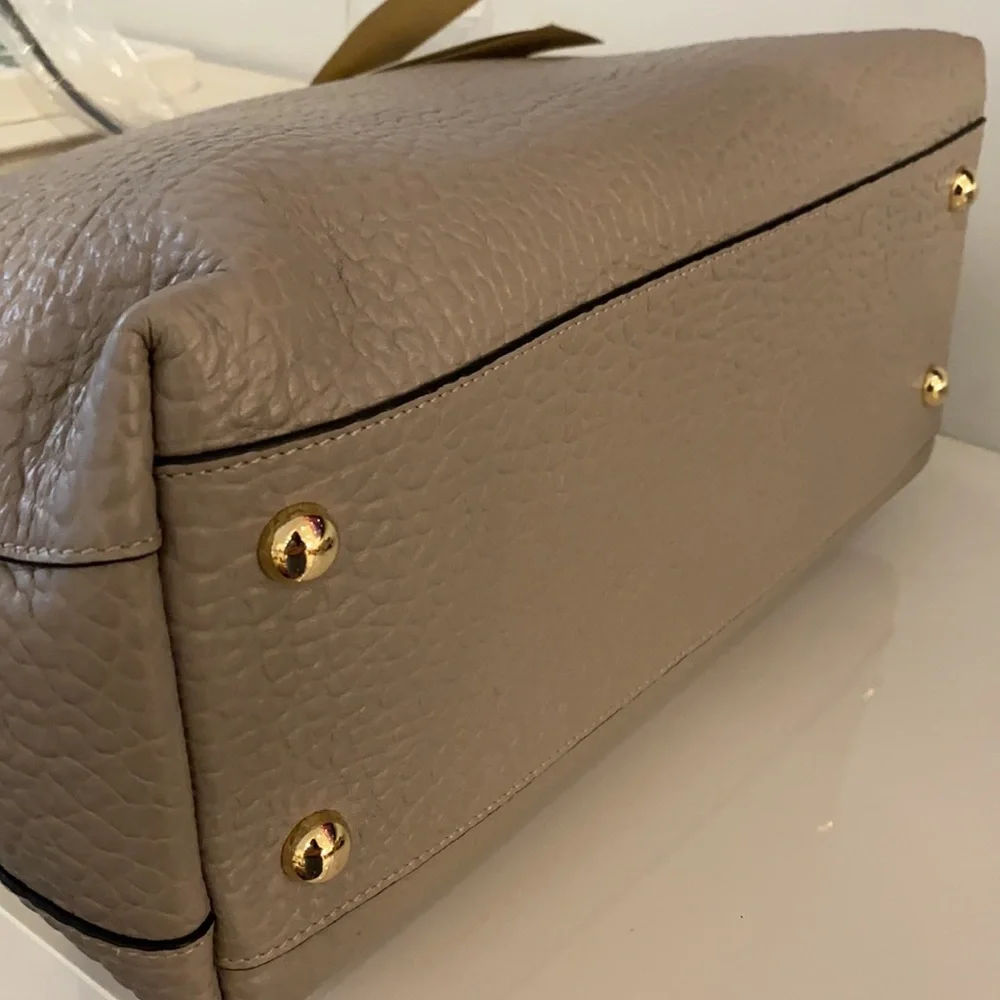 Burberry Welburn bag in pale grey color. New with tags and dust bag. - Picture 5 of 8